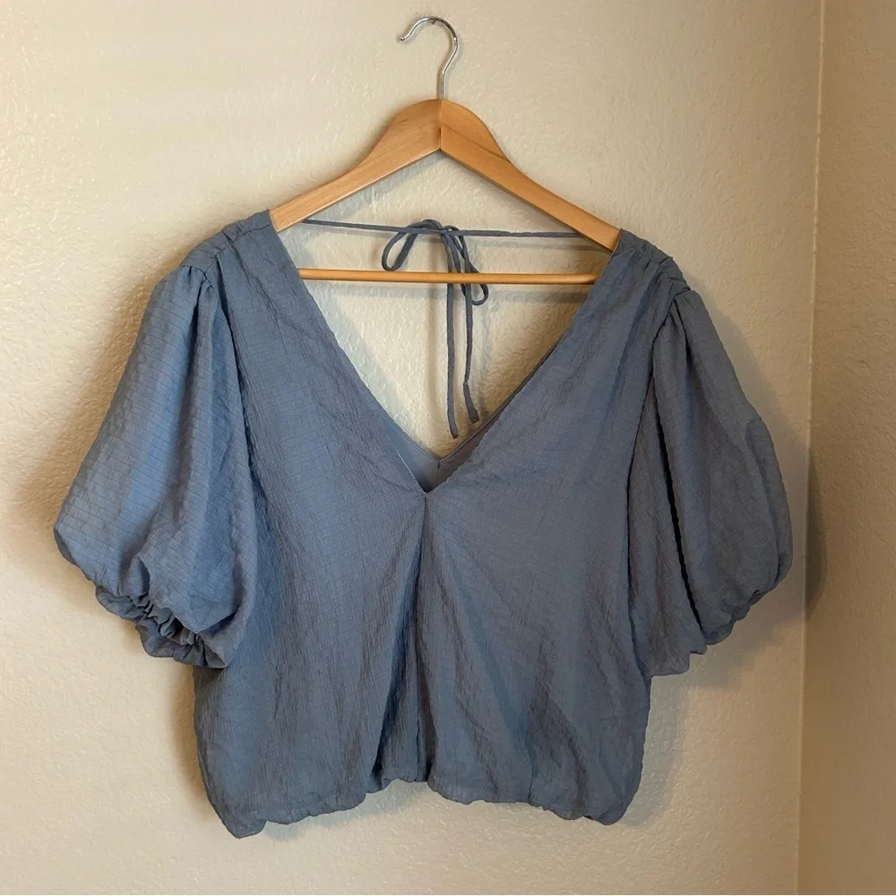 NWT, ASTR The Label Textured Tie Back Puff Sleeve V-Neck Cropped Blue Blouse, XL